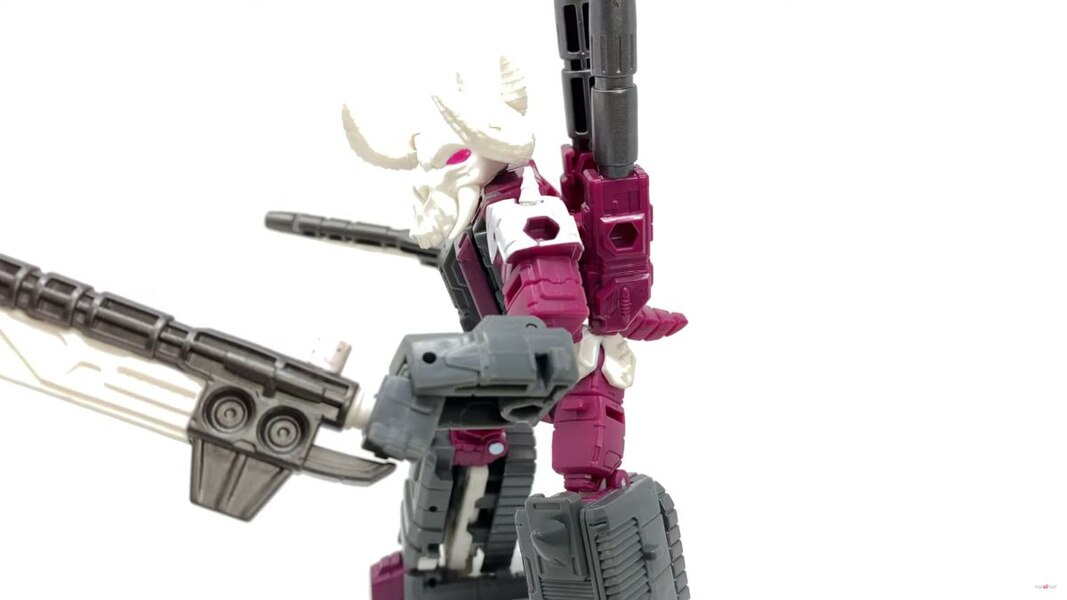 Transformers Legacy Skullgrin Deluxe Class Figure Image  (18 of 31)